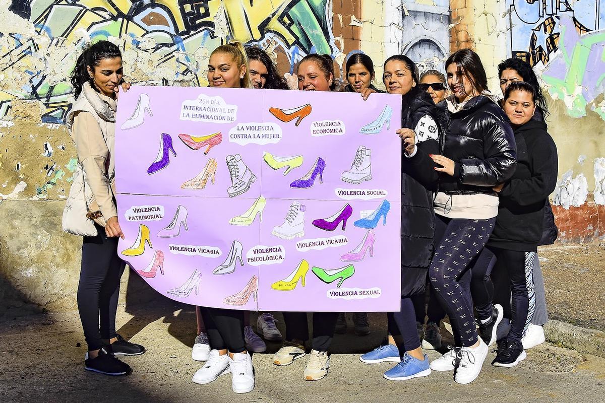 Un grupo de estudiantes con uno de los carteles que han elaborado.
