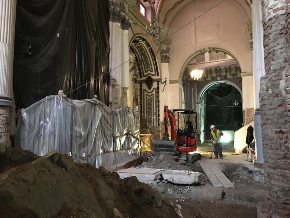 Visita a las obras del interior de la iglesia de Santiago