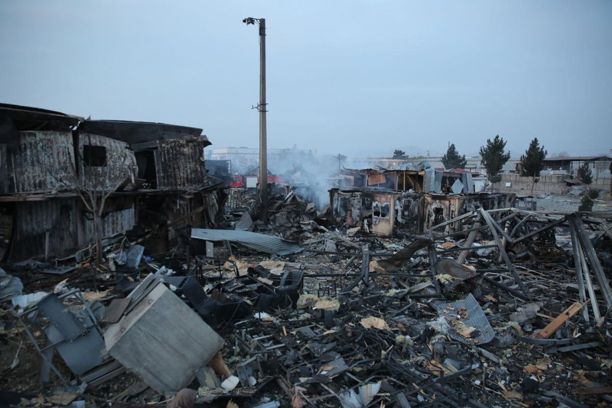 Las víctimas de los presuntos ataques aéreos pakistaníes en Kabul son evacuadas.