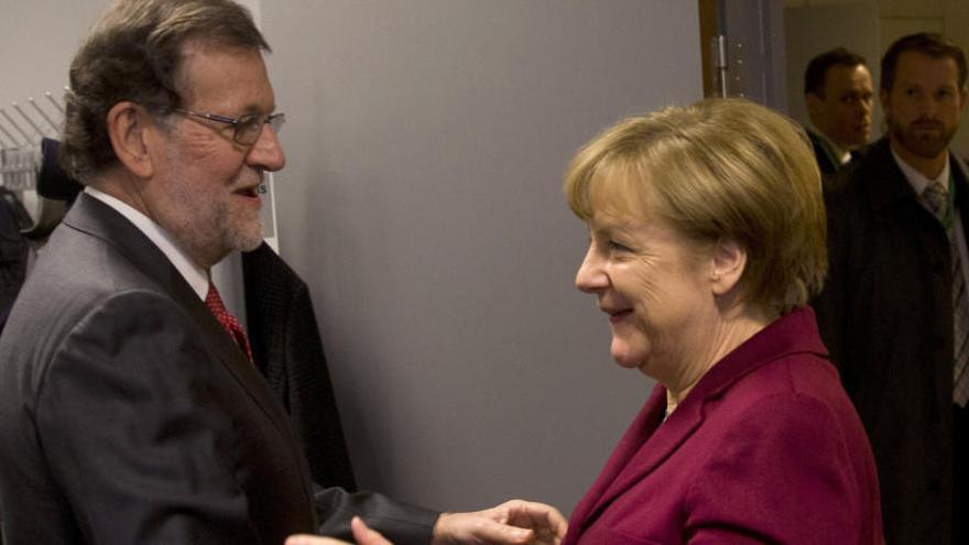 Rajoy, con Merkel en Bruselas.