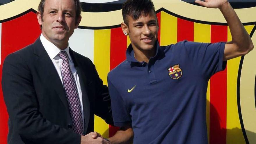 Rosell y Neymar el día de la presentación del jugador brasileño con el Barcelona.