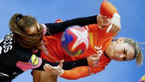 Paula Arcos intenta evitar un lanzamiento de Estavana Polman durante el partido.