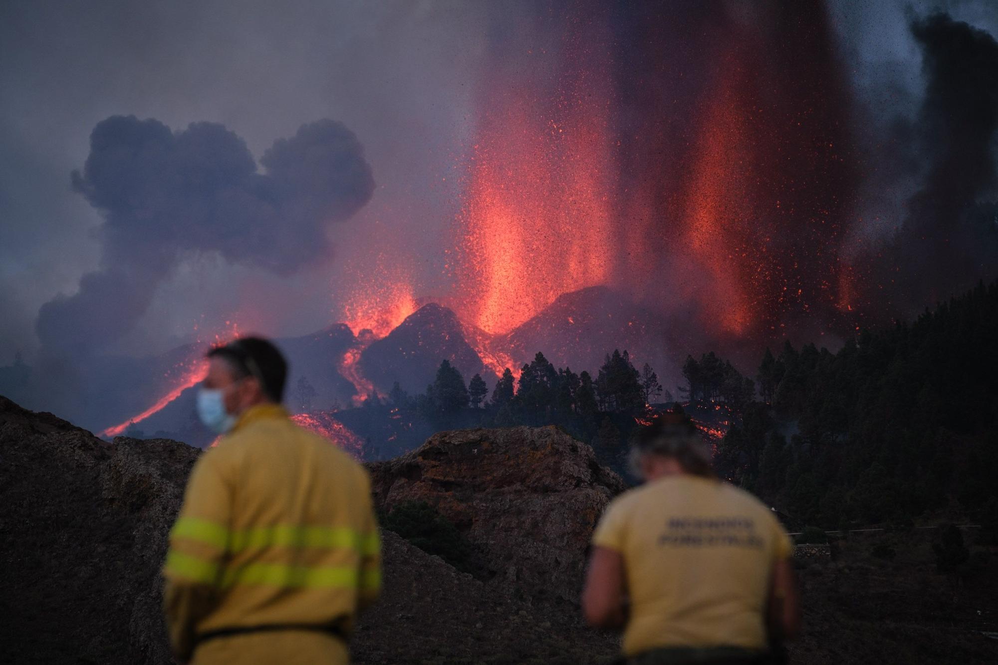 El espectáculo del volcán de La Palma al caer la noche