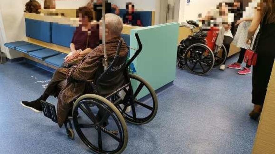 Pacientes en los pasillos de Urgencias de Montecelo. // FdV