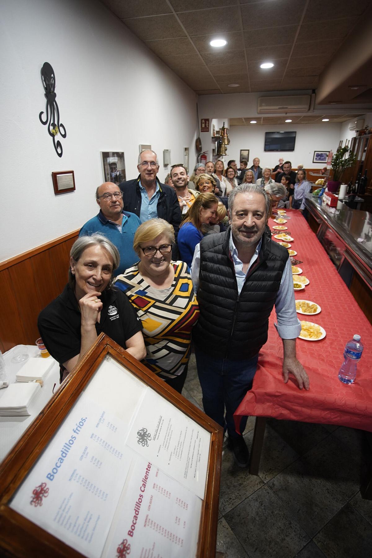 Girona restaurant aliança ( Heroïnes Santa Barbara, 3) 22 anys servint pop a Girona festa de comiat dels actuals amos de la Pulperia Aliança