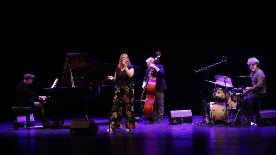 Anna Pauline y César Latorre Trio llenan el Campoamor de esencia neoyorquina