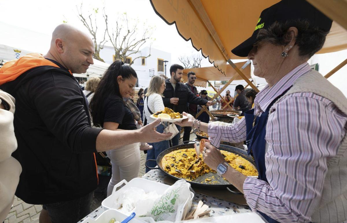 En las ferias, los participantes elaboran propuestas gastronómicas basándose en un producto local.