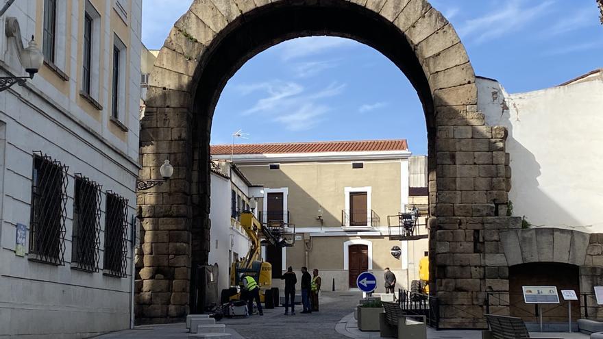 Arrancan las labores para recuperar el colorido de las piedras del arco de  Trajano de Mérida - El Periódico Extremadura