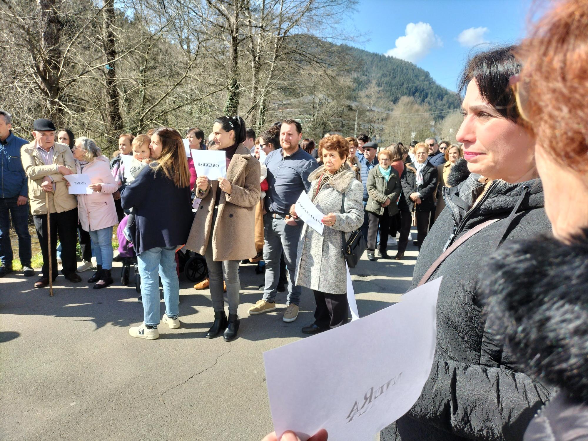 Protesta en Navelgas por la falta de médicos