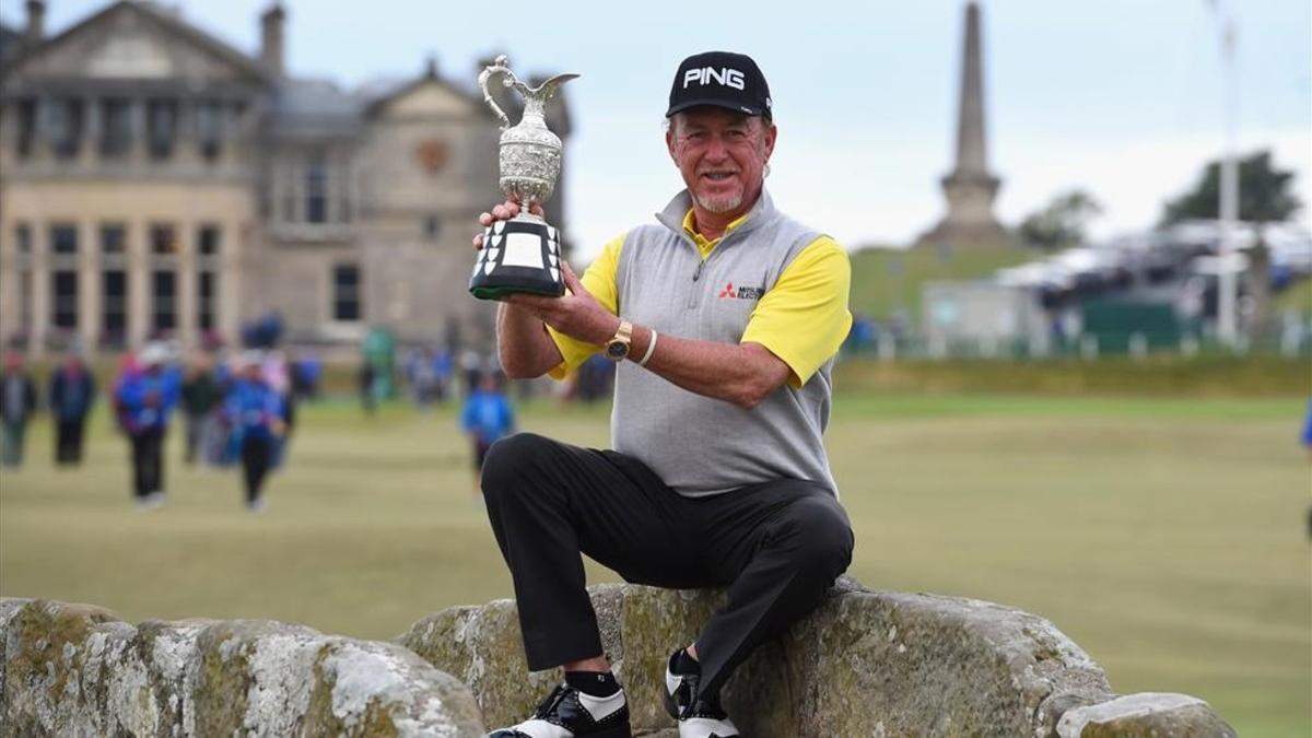 Jiménez posa con el trofeo en el mítico puente del hoyo 17 de Sainr Andrews