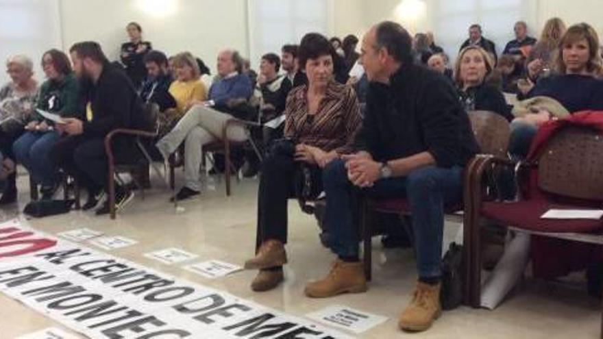 Los vecinos en contra del centro de menores desplegaron una pancarta en el salón de plenos.