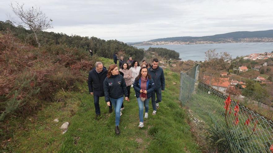 La conselleira recorre con María Ramallo la senda del Monte Penizas, en Marín.