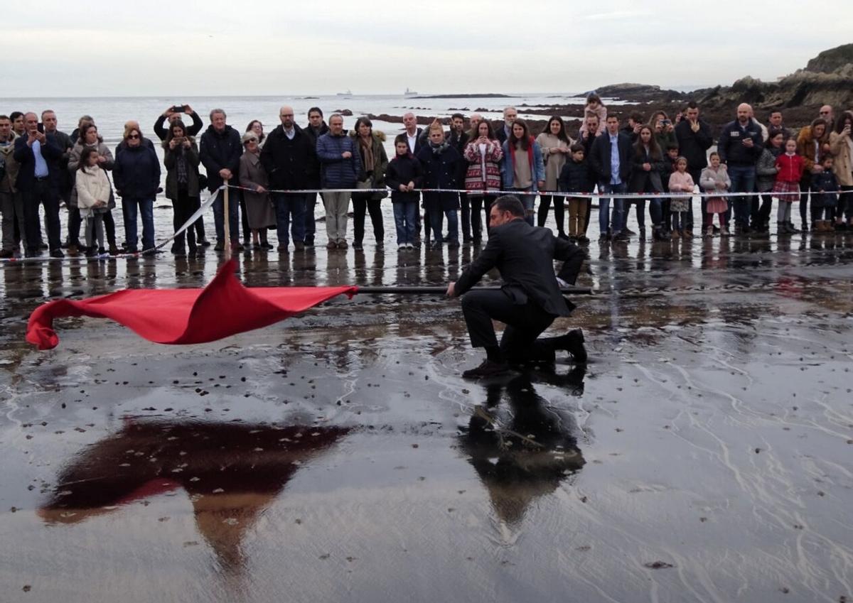 El abanderado, César Menéndez, en la procesión de La Venia.