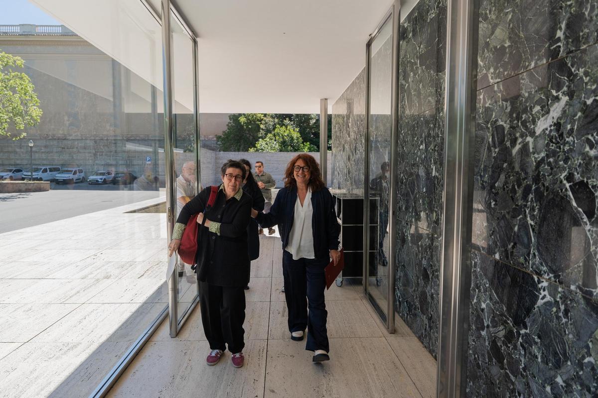 Maria Buhigas y Laia Bonet entran en el Pabellón Mies van der Rohe.