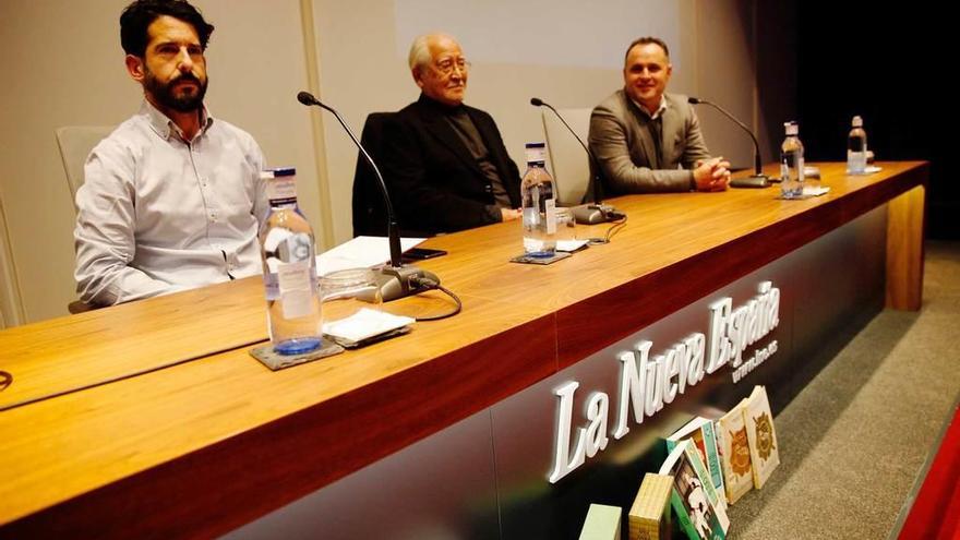 De izquierda a derecha, Marco Rodríguez, Shu Taira y José Ramón Díaz Maseda, en el Club Prensa Asturiana.