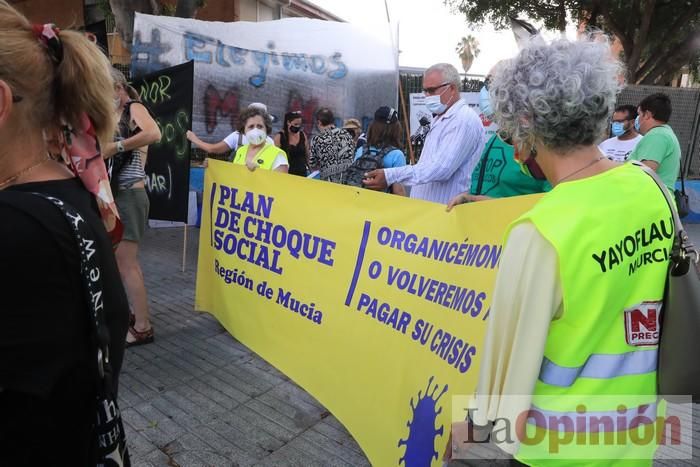 Protesta contra el estado del Mar Menor en la puerta de la Asamblea