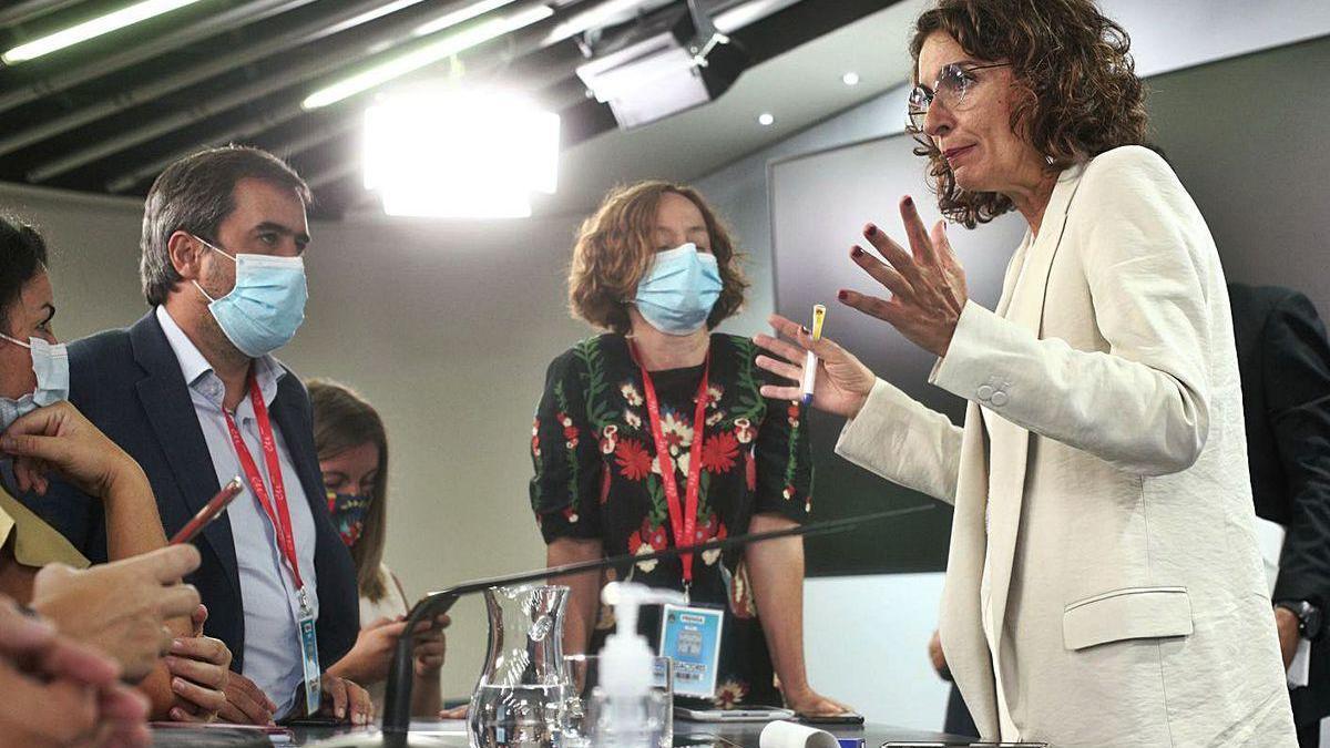 María Jesús Montero dialoga con periodistas tras la rueda de prensa posterior al Consejo de Ministros.