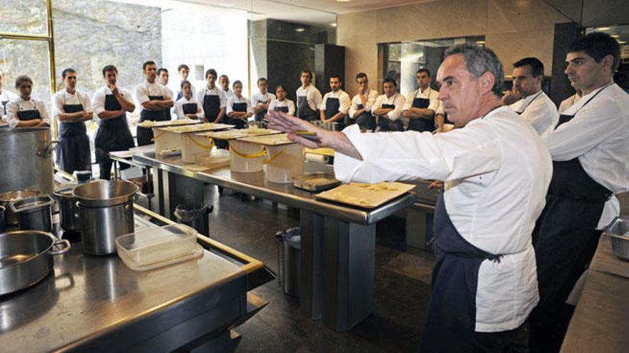 Ferran Adri  con su equipo del restaurante El Bulli