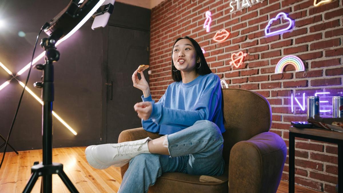 Creadora de contenido realizando un vídeo para redes sociales