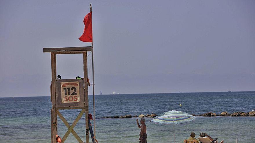 La bandera roja por vertidos ha ondeado en nueve ocasiones este verano en las playas de la ciudad.