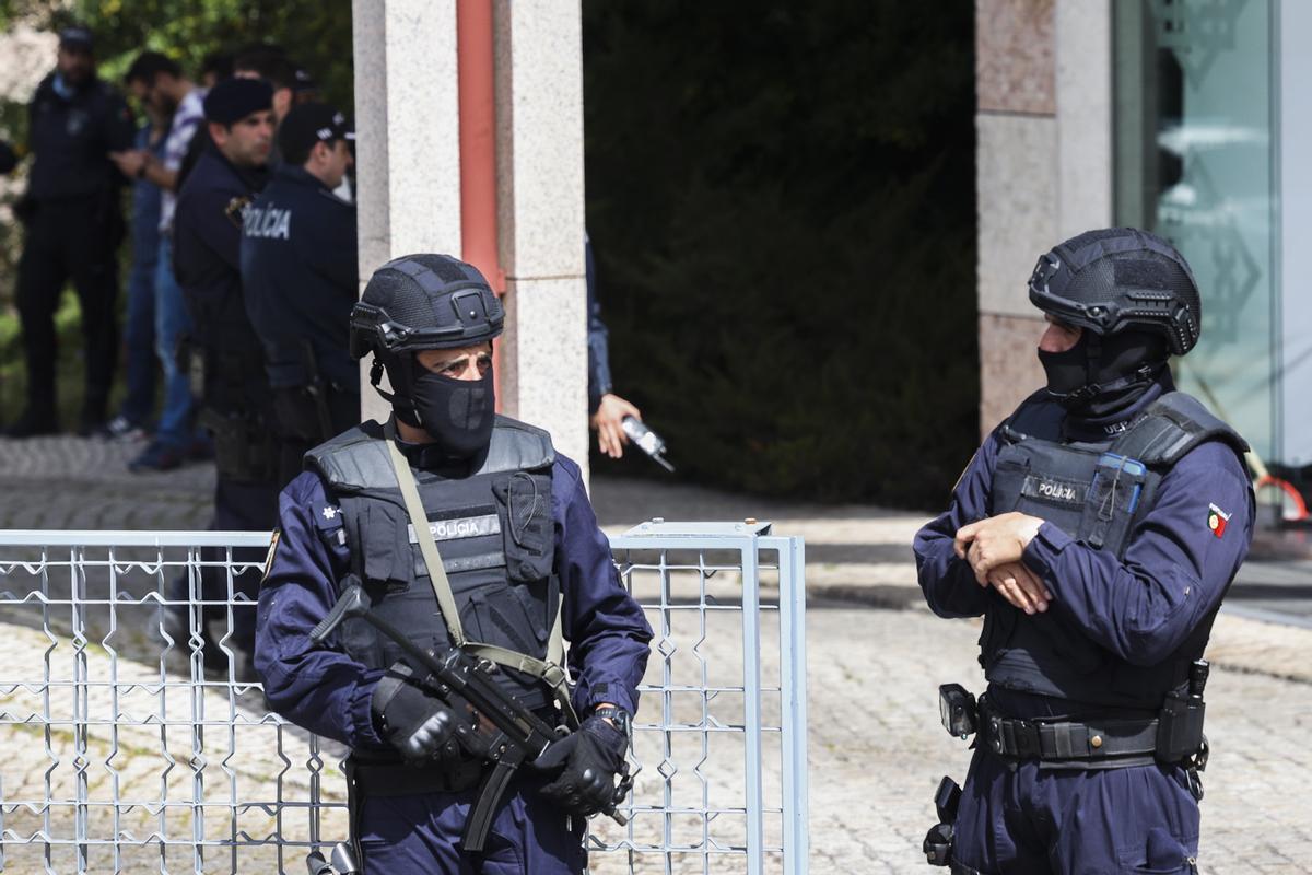 Lisboa (Portugal), 28/03/2023.- Police officers guard at the Ismaili Center in Lisbon, Portugal, 28 March 2023. Two people were killed at the center earlier the day in an assault with a melee weapon, police said. (Atentado, Lisboa) EFE/EPA/ANTONIO COTRIM
