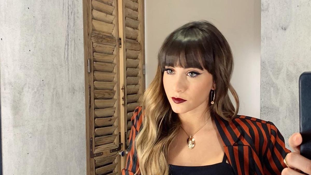 Aitana Ocaña con traje a rayas de Sophie and Lucie