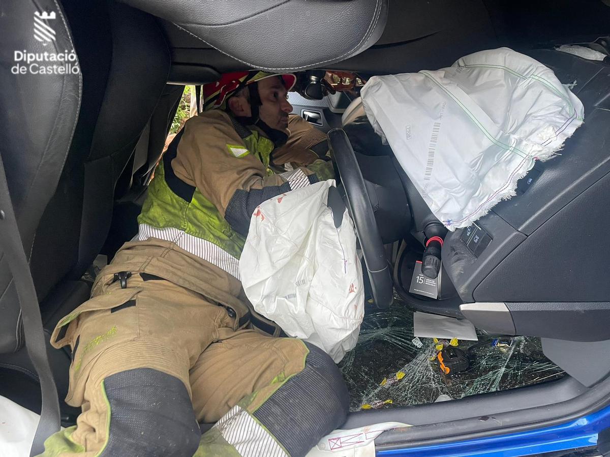 Los bomberos han actuado en el interior del vehículo accidentado.
