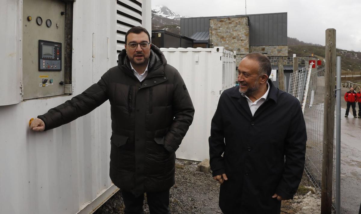 Adrián Barbón acciona el botón para conectar Fuentes de Invierno a la red eléctrica, ayer, junto a Gerardo Álvarez Courel, presidente de la Diputación de León.Fuentes de invierno. Visita de Adrián Barbón y del presidente de la Diputación de León a las obras de conexión eléctrica de las estaciones de esquí de San Isidro y Fuentes de Invierno
