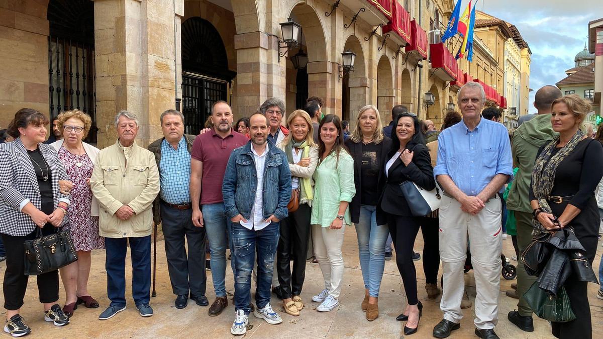 Cristina Coto, en el centro, ayer, durante la concentración contra el modelo festivo del gobierno local.