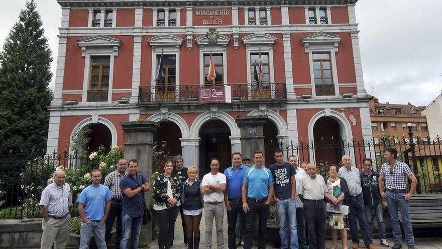 Ganaderos de Vegará, con el alcalde de Aller, concentrados a las puertas del Ayuntamiento.