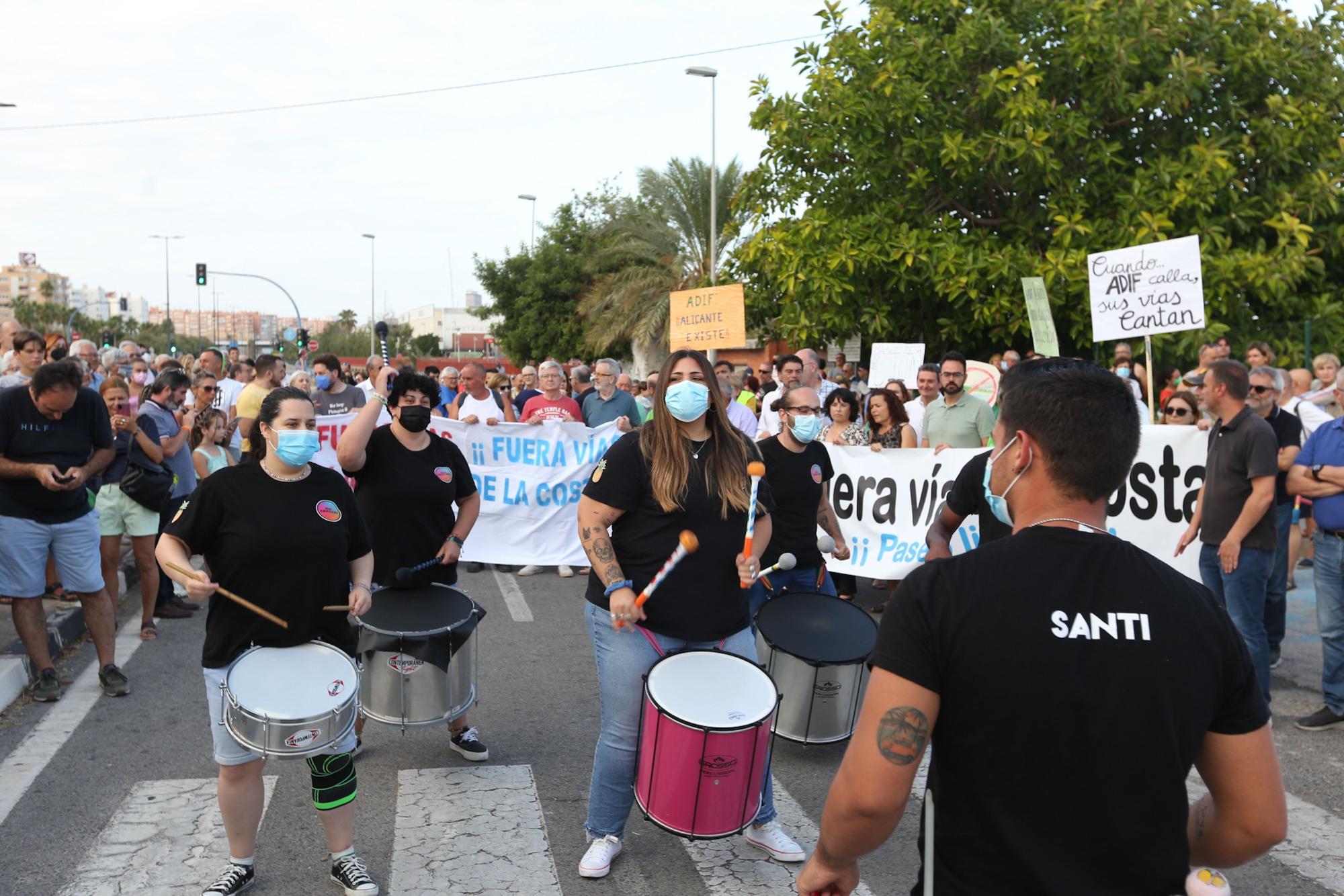 Vecinos del sur de Alicante exigen la retirada de las vías del tren de la primera línea del mar en San Gabriel