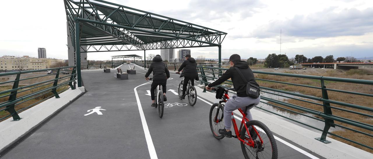 Nueva pasarela ciclopeatonal sobre el cauce del Rio Turia, que comunica La Torre y Sant Marcel·lí en València.