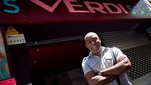 Un tomb amb l’actor Miquel Àngel Ripeu pel barri de Gràcia, on resideix.