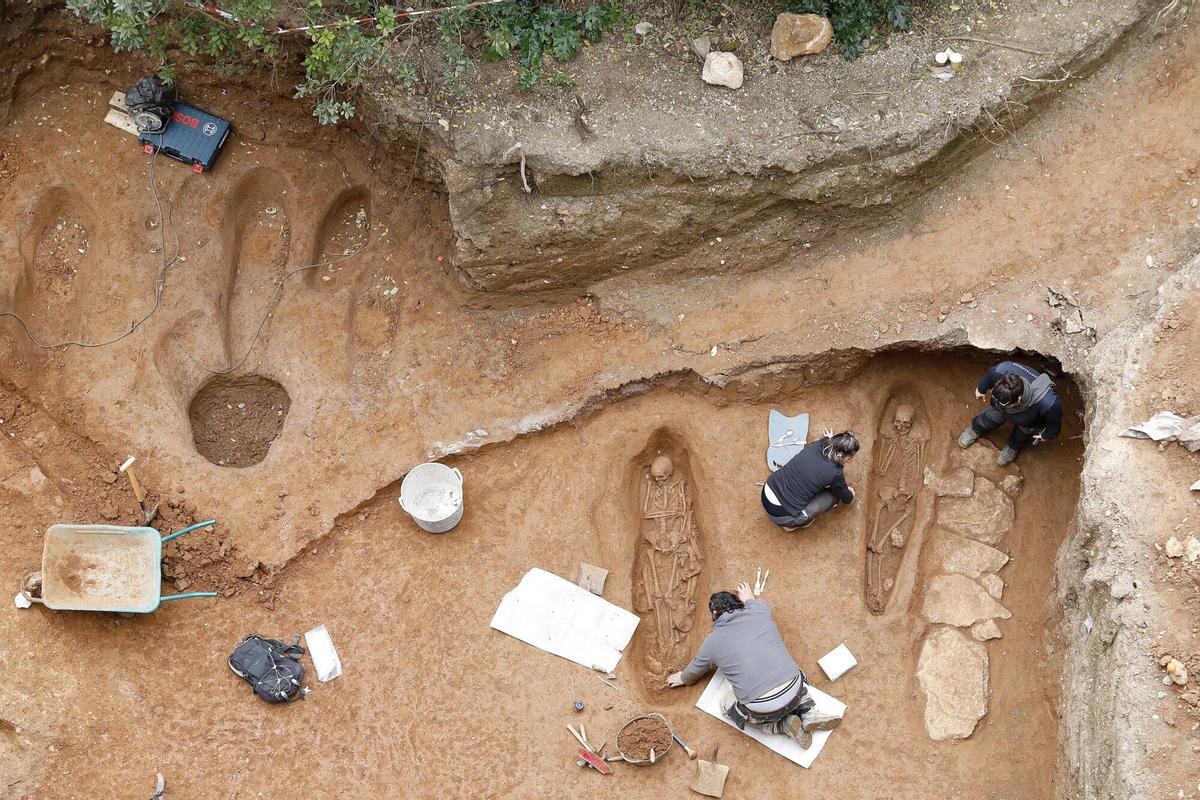 Girona. Carrer Portal Nou. Excavacions durant les obres d'una casa. Arqueolegs excavant esquelets. Girona. Carrer Portal Nou. Excavacions durant les obres d'una casa. Arqueolegs excavant esquelets.
