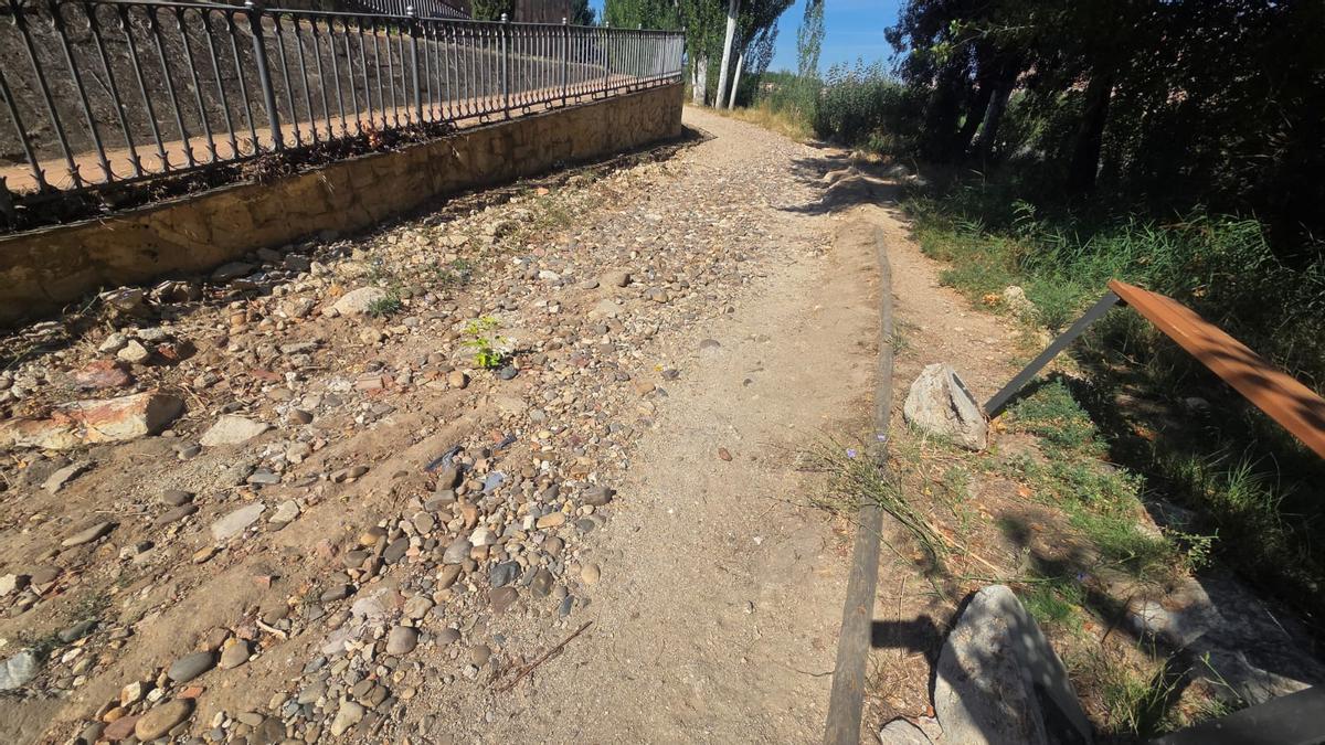 Tramo del paseo fluvial en mal estado.