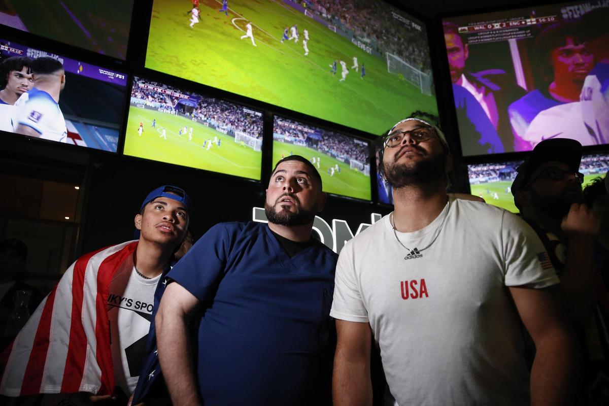 Aficionados de la selección de EEUU viendo el partido contra Irán del Mundial de Qatar.