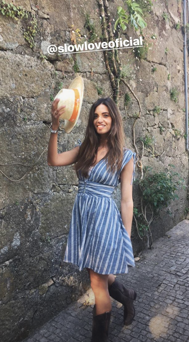 Sara Carbonero con vestido de Slow Love y botas cowboy