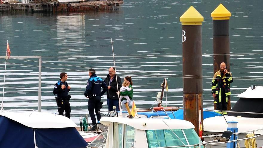 Un herido en la explosión en un barco en el puerto deportivo de Chapela