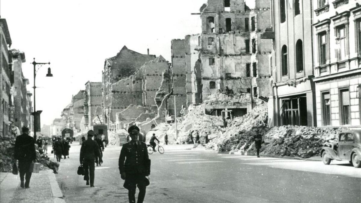 Una calle del Berlín bombardeado durante la guerra.