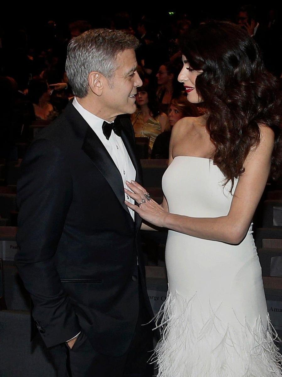 El primer look premamá de Amal Clooney