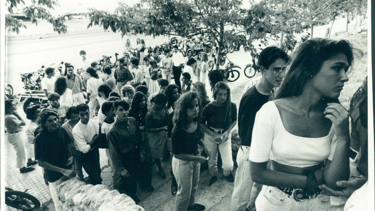 Jóvenes haciendo cola en la antigua discoteca Luna