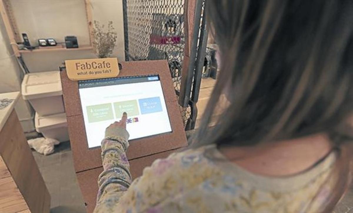 Cambio de divisas 8 El primer cajero de bitcóin en Barcelona se encuentra en el local del Fabcafé, en la calle Bailèn.