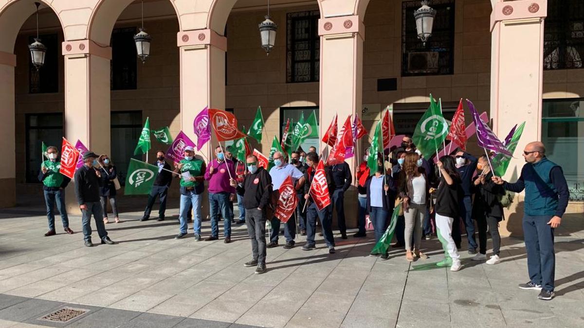 Concentración de los trabajadores del sector de transporte de viajeros por carretera de Huesca en protesta, a principios de octubre.