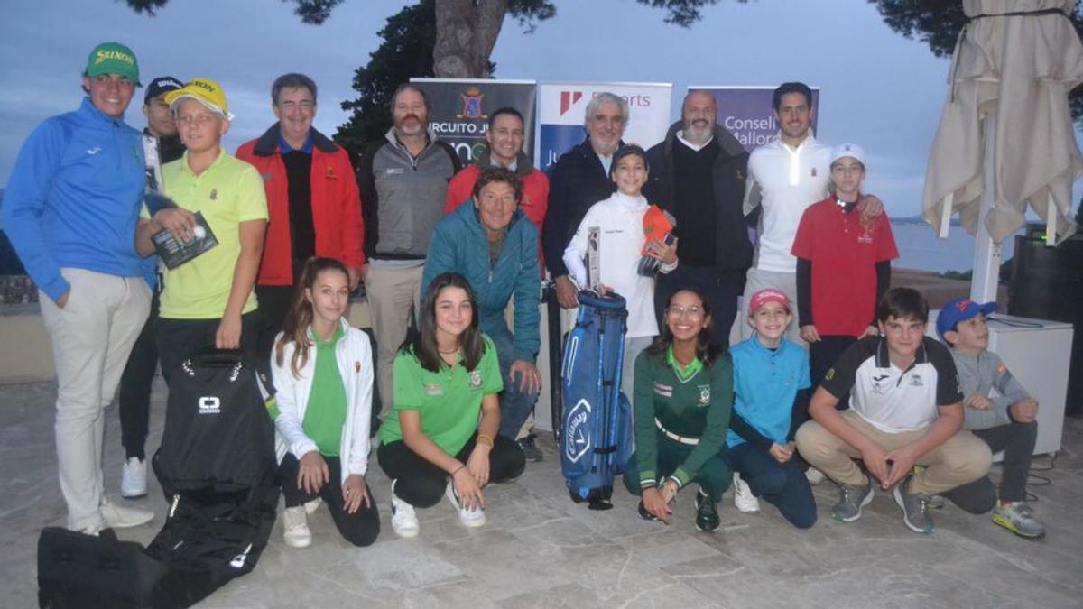 Foto de familia de algunos de los participantes. | FBG