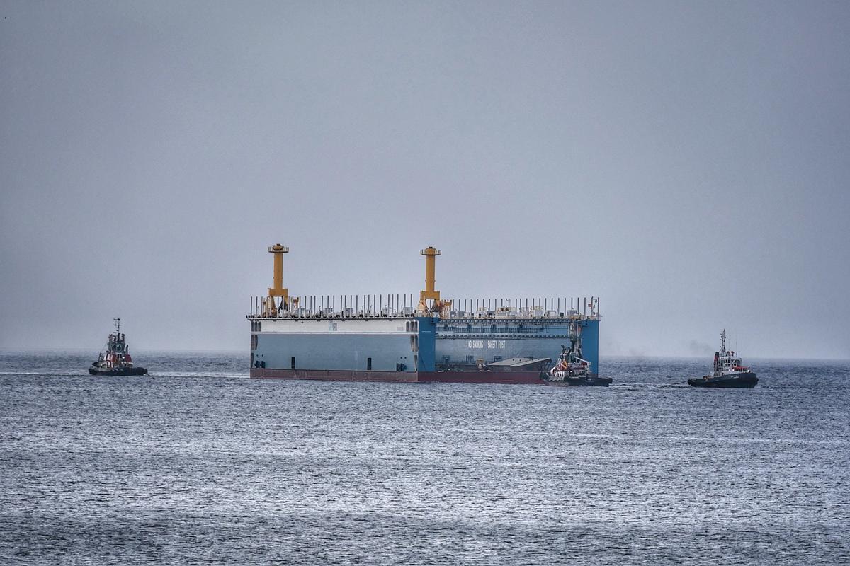 Llegada del primer dique flotante al Puerto Santa Cruz de Tenerife desde China Llegada del primer dique flotante al Puerto Santa Cruz de Tenerife desde China