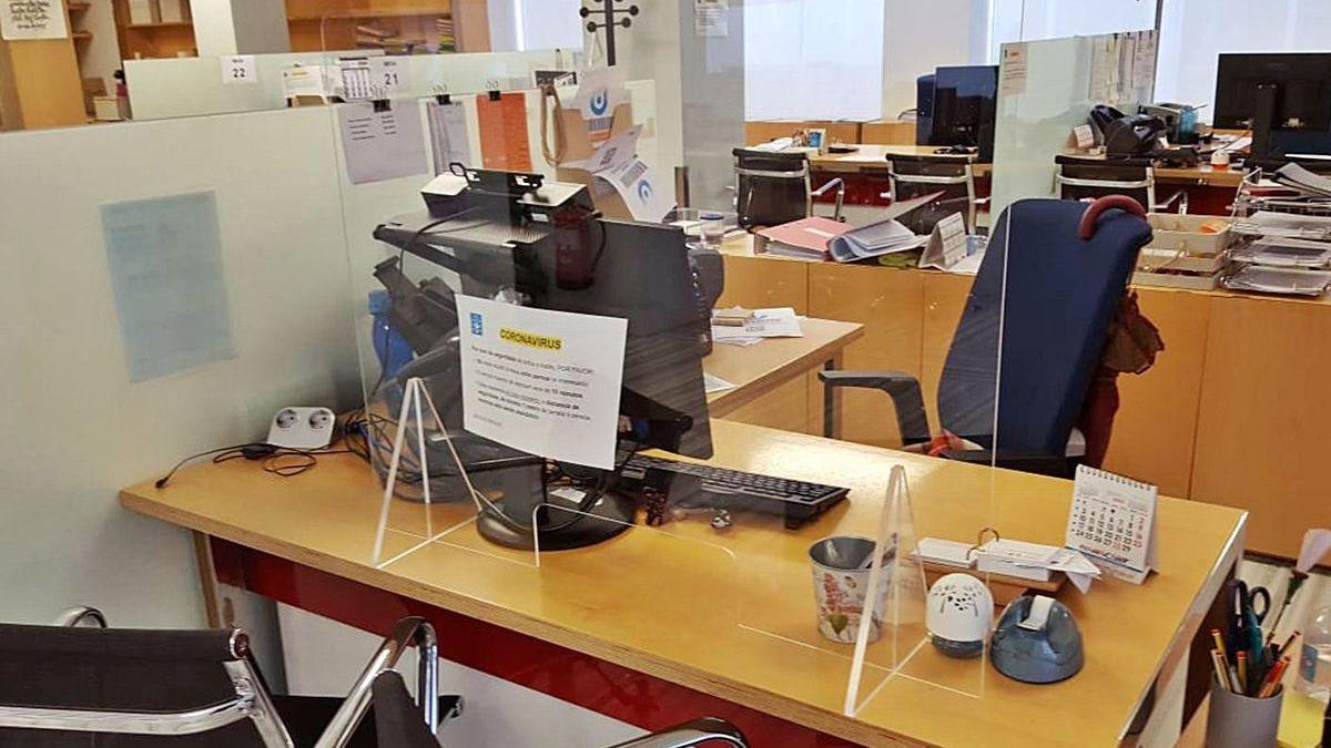 Una mesa con una mampara de protección en la sede central de la Xunta en Santiago.