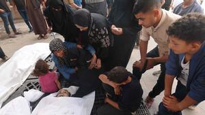 Ciudadanos palestinos velan los cuerpos de familiares muertos en bombardeos de Israel, en el hospital Al-Najjar, en Rafah