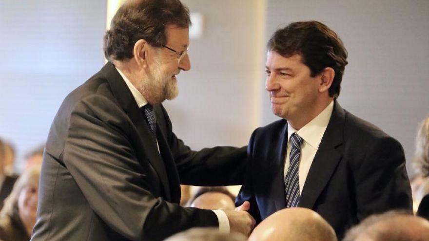 El presidente de la Junta de Castilla y León, Alfonso Fernández Mañueco, saluda a Mariano Rajoy.