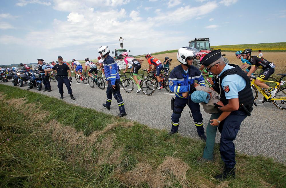 Arrojan gas lacrimógeno al pelotón del Tour de Francia