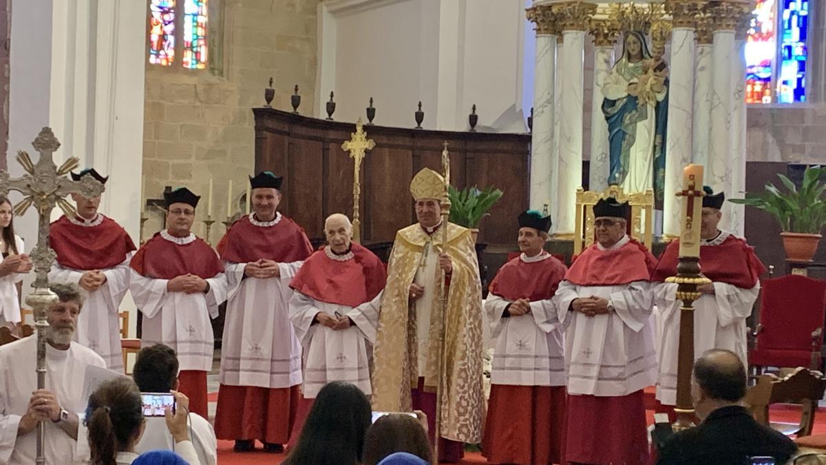 Los nuevos canónigos posan junto al obispo y otros miembros del cabildo de la catedral al término de la ceremonia.